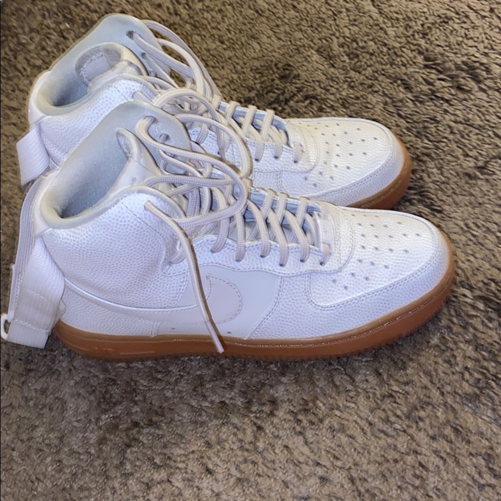 Creme Nike High Tops